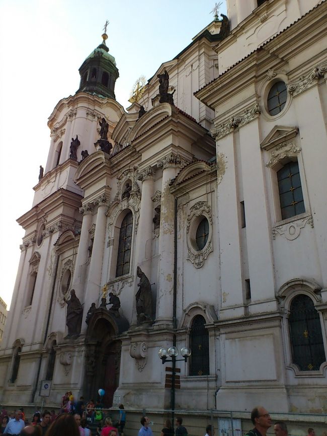 プラハは芸術の街と言うことで、毎日どこかでコンサートが開催されているそうです。<br />出発前に日本で予習して、教会コンサートに興味と持ち、聖ニコラス教会に向かいます。<br />しかし、開いていません。何となく周りの様子も変です。