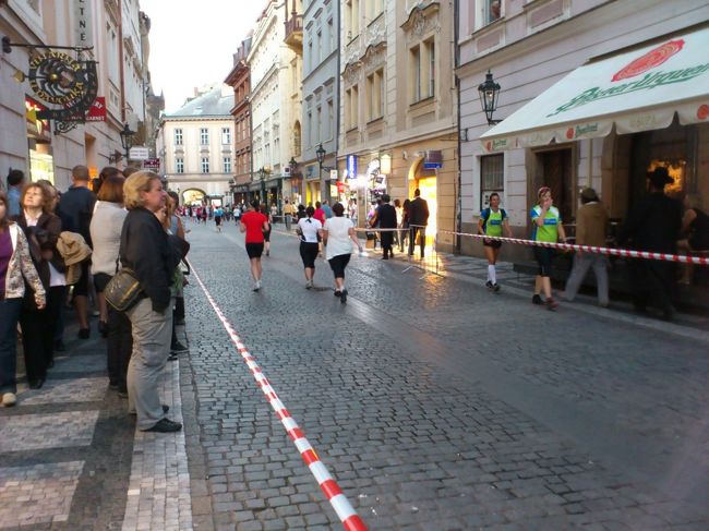 程なくして、教会に続く道もこんな感じで交通規制が引かれました。<br />教会コンサートはボツです。