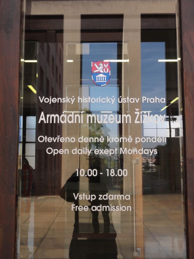 さて、軍事博物館に入ります。<br />入場料は無料です。<br />中に入るとスタッフが回り方を簡単に説明してくれます。<br />非常に感じの良いスタッフでした。そして後ほどこのスタッフに助けて貰うことになります。