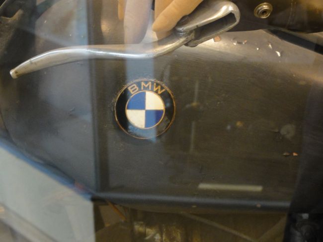 バイクはBMW製です。この頃からあったのですね。<br />こんな感じで一通り回り終わったのですが、肝心な戦闘機や戦車がありません。<br />入り口に戻り、スタッフに聞いてみると、チェコには軍事博物館が3つあり、もう一つの方にあるとのこと。<br />幸いにも航空博物館には地下鉄で行けるところにありました。