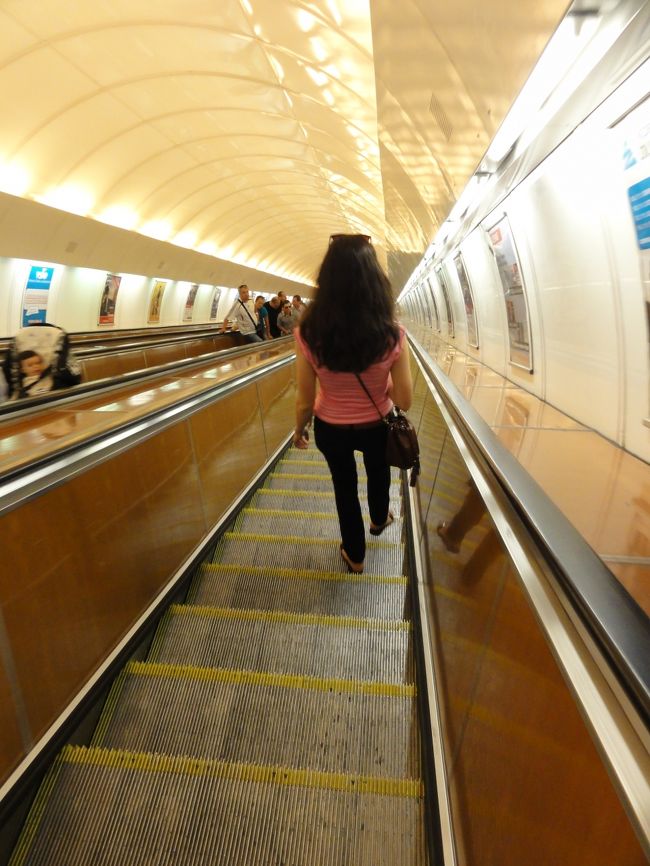 と言うわけで航空博物館に移動すべく、早速地下鉄に乗り込みます。<br />噂通りチェコの地下鉄のエスカレーターは早いです。日本の1.5倍くらいの早さで動いています。
