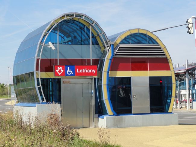 着きました。ここが航空博物館からの最寄り駅です。<br />赤色の地下鉄の終点です。