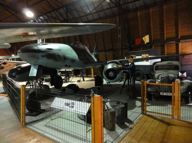 一部は屋根付きの建物に保管されていますが・・・<br />（写真はメッサーシュミット262B-1a）