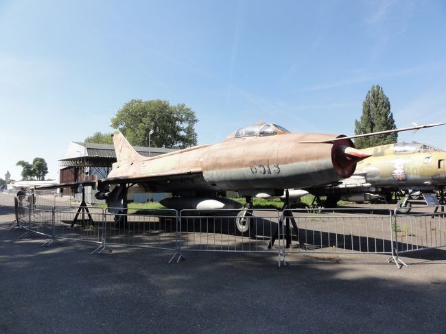 ほとんどはこんな感じで野ざらしになっています。<br />（写真はスホイ78KL）