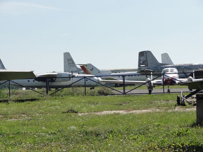 フェンスの向こうは空軍施設です。<br />飛行場っぽいですが、遠目からでも使えなさそうな飛行機が止まっているので、今は使われていないのかも知れません。