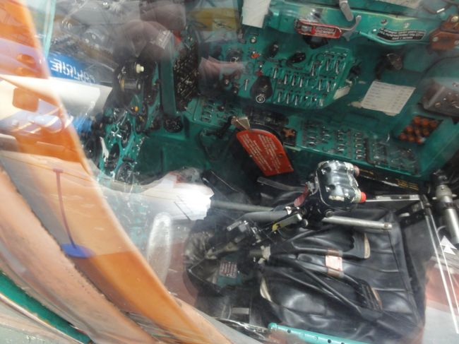 戦闘機のコックピットです。<br />真ん中の棒が操縦桿です。