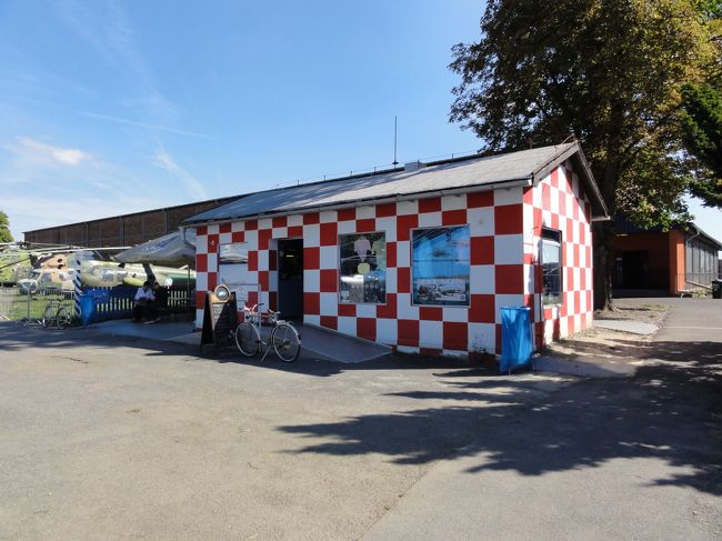 これはお土産屋です。<br />さすがに航空博物館だけあって、建物の外観も洒落ています。