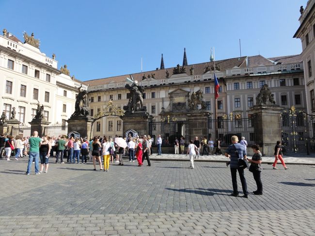 日が改まりまして、この日はプラハ城の見学からスタートです。