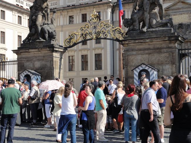 衛兵の交代式は毎時実施されますが、12時は音楽付きで必見とのことだったのですが、混雑が嫌いなので、11時の衛兵交代式の見学に望みます。<br />平日なのですが、この人だかりです。