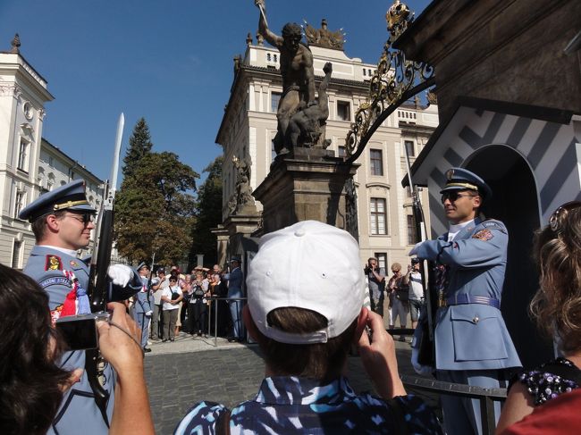 衛兵の交代です。<br />写真ではやはり雰囲気が伝えられません。