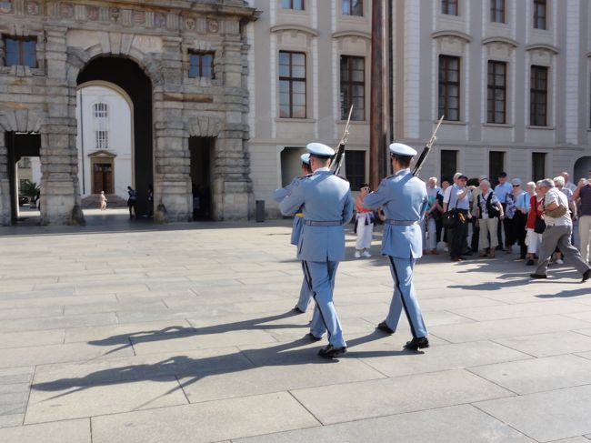 当然と言えば当然ですが、交代して衛兵は帰っていきます。
