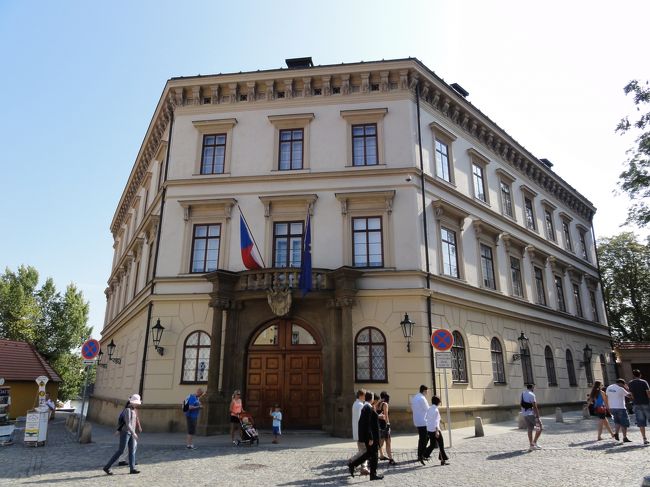 プラハ城はこの辺にして、次に映画ミッションインポッシブルの撮影現場が近くにあるので、向かいます。<br />カレル橋の手前にある島がミッションインポッシブルの前半（仲間が次々やられるところ）の撮影現場です。<br />こちらがアメリカ大使館となっていた建物