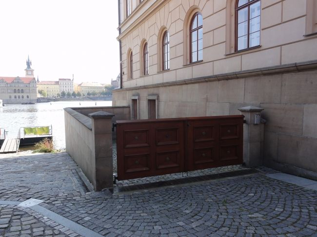 建物の左手奥が大使館の裏口となっていた部分です。