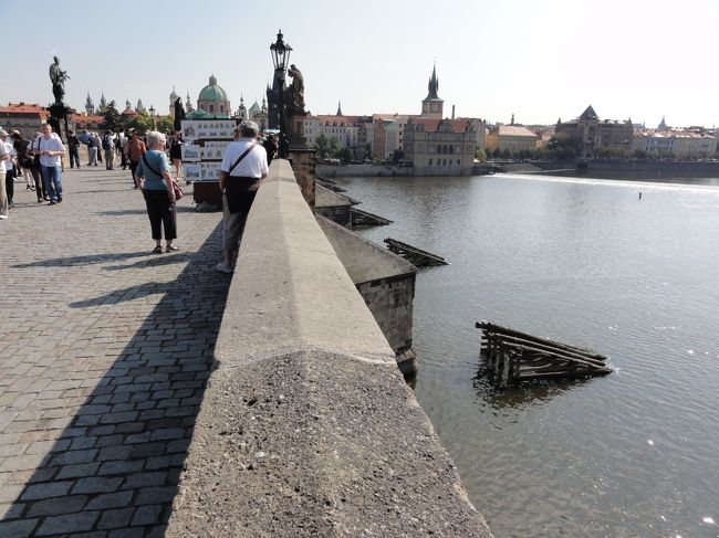 そしてこちらがカレル橋。<br />映画を見ていると結構広範囲の様に感じましたが、実際回ってみるとこれらの撮影現場は半径100m未満に収まっており、コンパクトな撮影現場だったことが分りました。