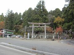 戸隠神社、中社。
運よく、神社の駐車場に入れることができました。
到着１１時半。