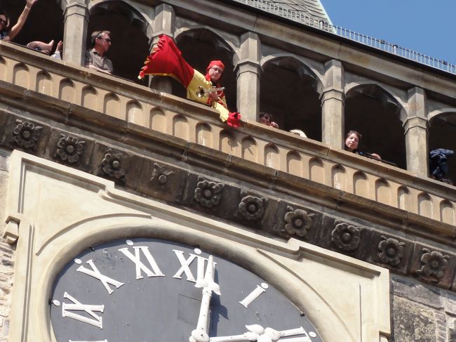 遅いお昼だったのですが、14:00に時計台のてっぺんで祭司がラッパを吹いていました。
