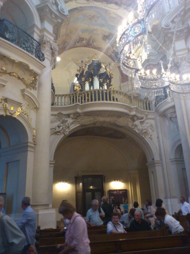 教会内部。<br />教会は音響がすごくいいそうです。<br />演奏は上階にあるパイプオルガン等が使われました。