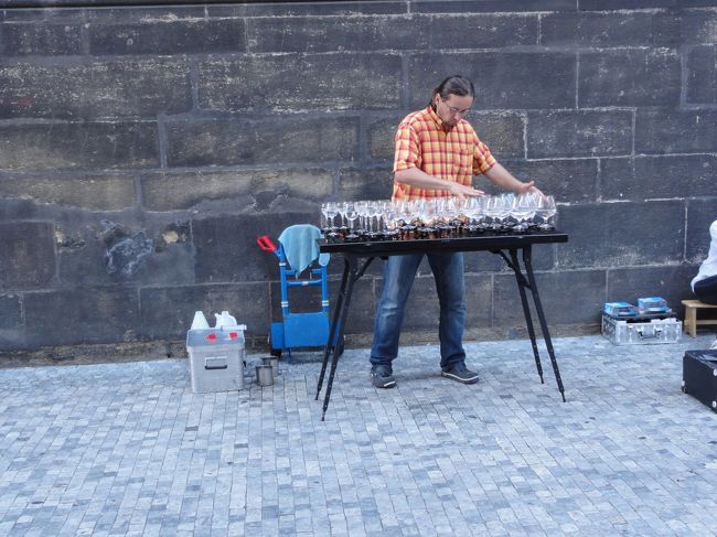 プラハにはストリートミュージシャンが多いです。