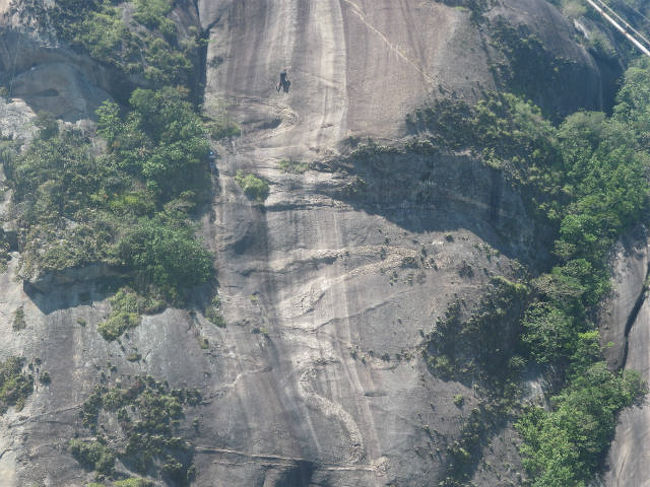 砂糖パンの丘は、無届でロッククライミングしても良いそうです。完全に自己責任。<br />偶然下りるロープウェイから見かけて一枚。<br />中央上側にスパイダーマンみたいに張り付いている人がいます。<br />