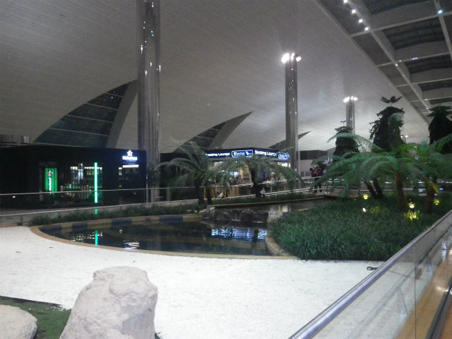 今回は往路が約２時間、帰路が約５時間とタップリ乗り継ぎ時間が有りました。<br />そこで一服して落ち着いた所で、反対側に行ってみました。結局、”Ｂｘｘ”ターミナル３の両側に、この様な庭園と喫煙場所がチャント有りました。<br />ターミナル１とは反対側の、こちらの方がチョット大きいです。<br /><br />クアラルンプール便は、毎回”Ｂｘｘ”ゲートを使うのだろうから、その両側にチャント喫煙場所あり一安心。<br />アニメーション表示などにしなくて良いから、チャントした情報を提供して欲しいですね。