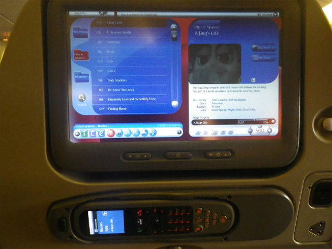 モニターはエコノミークラスにしては充分大きな１０インチクラス。<br />コントローラーは表面が、マウスポインター付き。<br />裏面はカーソルキーとフルキーボードになっていますが、タッチパネルなので、映画見るだけなら、タッチパネル操作で充分です。<br />右端にチョット見えているのは、ＵＳＢ給電のコネクターです。スマホに充電している人が結構居ました。