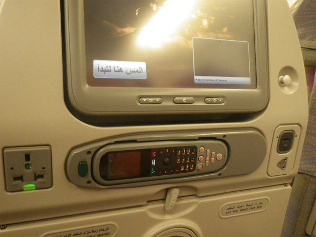 どいう基準になっているのか分からないのですが、隣の席にはこの様にＡＣコンセントまで付いています。<br />更にフル装備の座席では、ＵＳＢ給電の下側にＬＡＮコネクターまで付いてました。