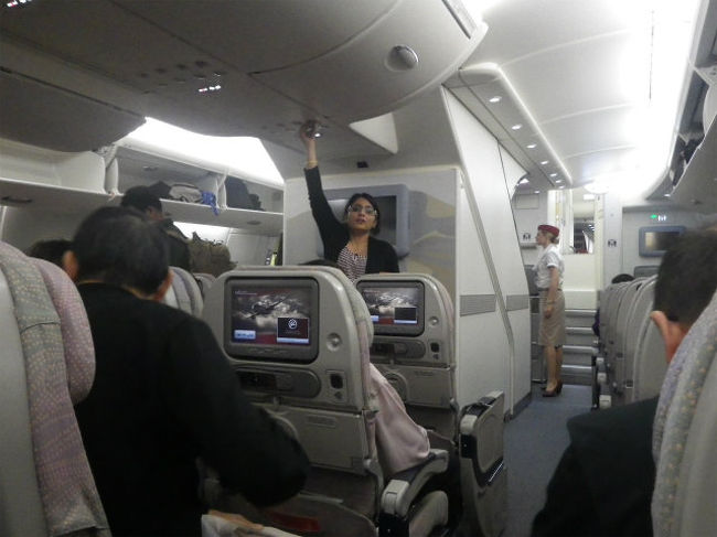 今回は、ドバイ→ＫＬＩＡの一便だけが、世界最大の旅客機と言われる総二階建てＡ３８０でした。一階部分が全てエコノミーで、その最前列のブロックを予約していました。<br />先頭部分にトイレが在るのですが、必ず階段を上ることに。エミレーツともあろうものが、何でバリアフリーにしなかったんでしょうね？