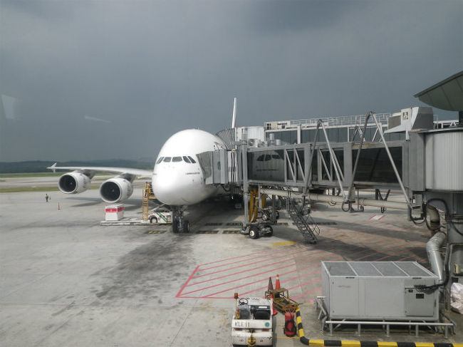 ドバイ出発は真夜中だったので、ＫＬＩＡ到着後にＡ３８０を記念に撮影。