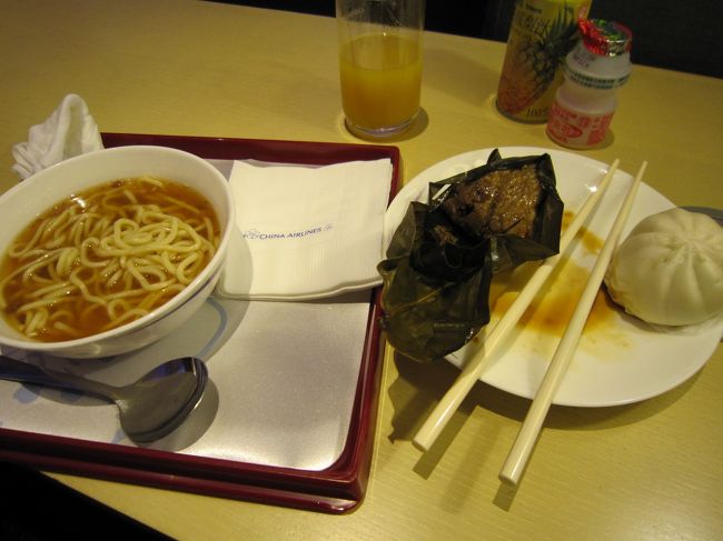 久しぶりの桃園空港。<br />ラウンジにて。<br /><br />ここで昼食の代わり。<br /><br />香港からシンセンへ。