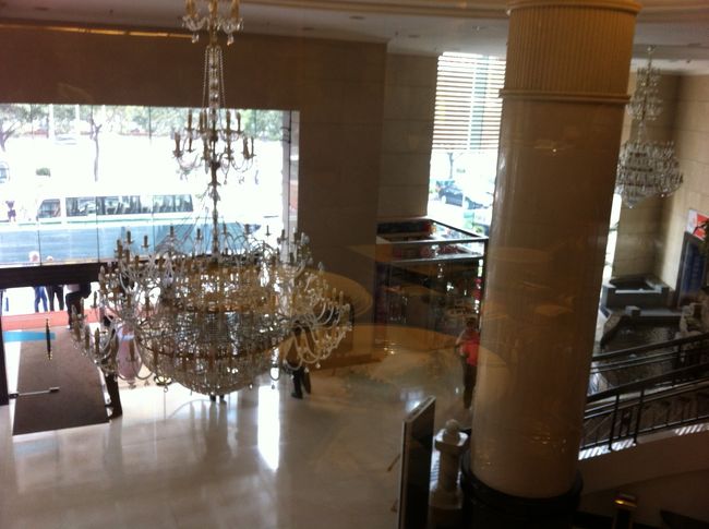 10/24　ホテルの朝食<br /><br />朝食のレストランはホテルの2階にあり、座る場所によっては、このようにホテルの入り口が見張れます。<br />