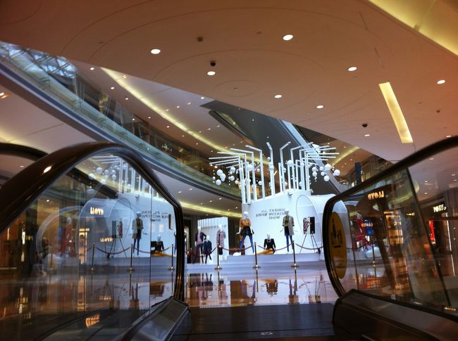 10/24　KKモール<br /><br />昼食のために立ち寄ったKKモール。<br />建物内部のオブジェ。<br />