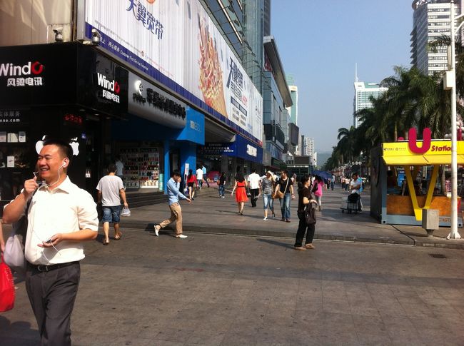 10/25　町並み<br /><br />昼間から若者がぶらぶら歩いているのがとても気になります…<br />自分達も、ぶらぶらしている訳ですが…<br />