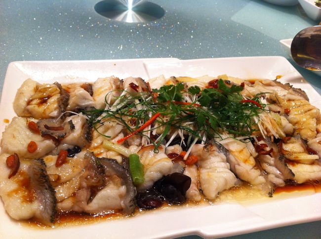 10/25　夕食<br /><br />KKモールの中のレストラン。<br /><br />石班魚。<br />これまでと違って、大きかったです。<br />今までのは1.3斤だけど、これは2斤近く。<br /><br />今回は、総勢7名でいろいろ食べました。<br />マーボー豆腐は辛くて美味。<br />スープも美味。<br />フォアグラもおいしくいただきました。<br /><br />気がついたかも知れませんが、前日夕食、本日ランチ、夕食と3連続で石班魚をいただきました。<br />どの食事も、おいしかったでーす。<br />