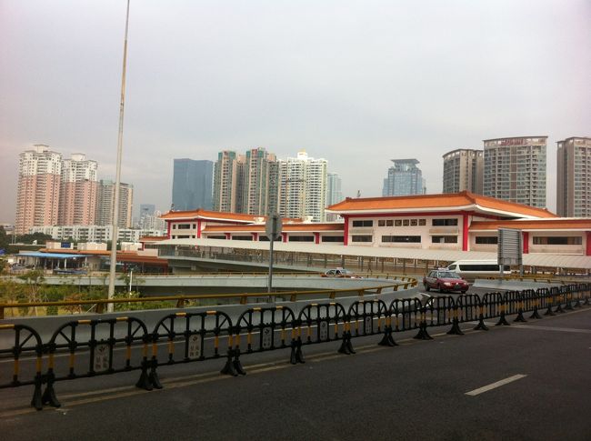 10/26　皇岡<br /><br />シンセンから香港へ行くときに通る、皇岡口岸。<br />ここから香港に入ります。<br /><br />このオレンジ色の建物が、口岸、つまり immigration officeです。