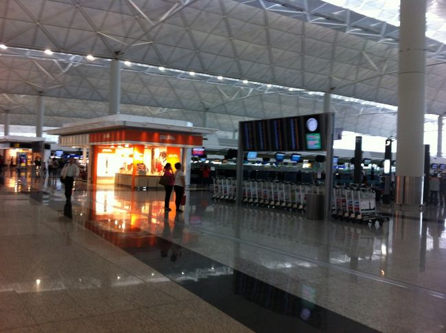 10/26　香港空港<br /><br />戻ってきました、香港。<br /><br />チェックインを終えて11:45。飛行機は12:50です。<br />