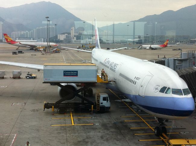 10/26　香港空港<br /><br />帰りの飛行機です。<br /><br />さよなら香港。さよならシンセン。<br /><br />おいしい食事をありがとう。<br />…この飛行機の中で2時間も待つことになるなんて、このときは考えていませんでした。<br />