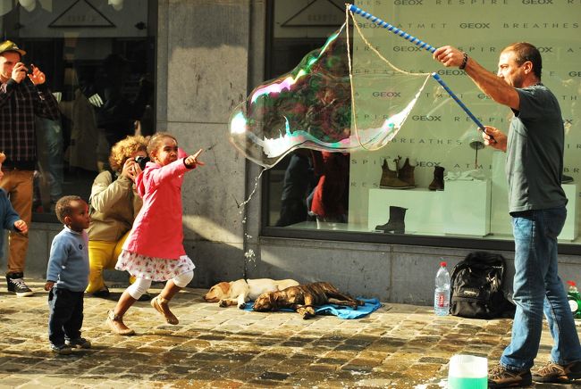 グランプラス周辺、日曜で大道芸やストリートで演奏しているひとも