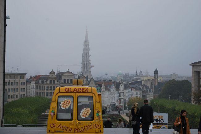 いたるところにいるワッフルを売る車。手のひらより全然でっかい、あつあつでうますぎ