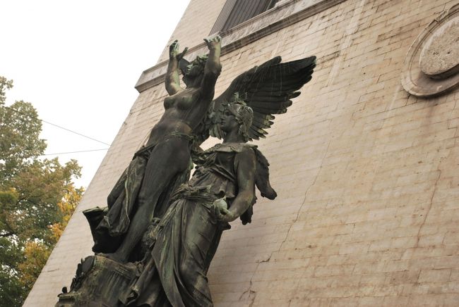 なんかのモニュメント。いわれがあるんだろうけどこういうのがそこここにある