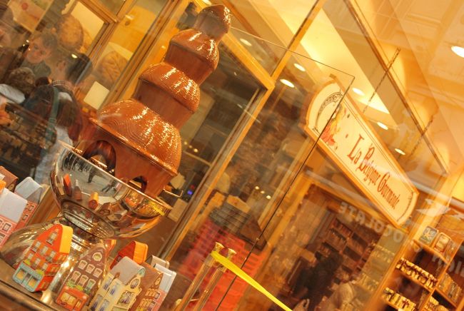 ショーウィンドウにチョコファウンテンも全然珍しくない