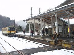 山中のローカル3路線が集まる当駅。そして本日は1月2日で正月真っ只中。さぞかし寂れているだろうと思いきや、18切符旅行者で大賑わいだったのでした。