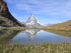 リッフェルゼーのそばに下りてみると、鏡と言うにはてっぺんがちょっと霞んでますが、とってもきれいに映ってます。前日にホテルのフロントのお姉さんが、きれいだから行ってみてと進めてくれただけありました。

湖のほとりにはワタスゲが、ちょっとしなびてたけど咲いていました。