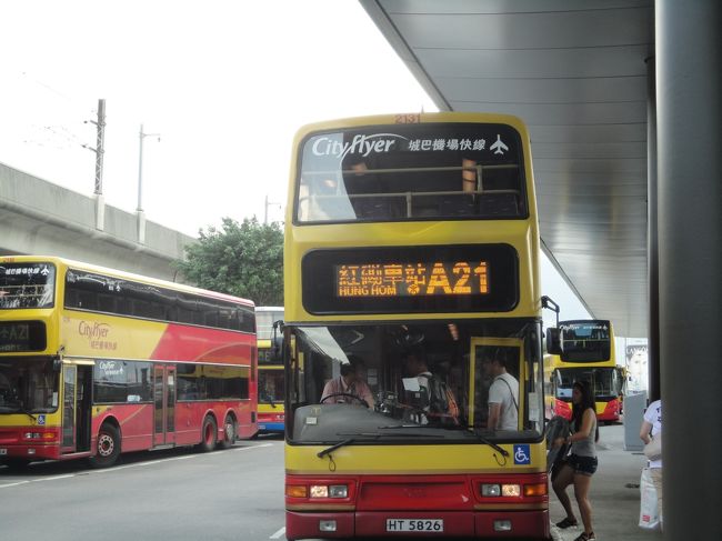 本日宿泊する　シェラトン香港ホテル＆タワーズまでは、空港バス（Cityflyer）を利用。A21バスが乗り換えなしで、ホテルすぐの停留所までいきます。お値段も３３ＨＫＤとお手軽。<br /><br />二階建てのバスからは景色もよく眺められ、異国に来た感が高まります。
