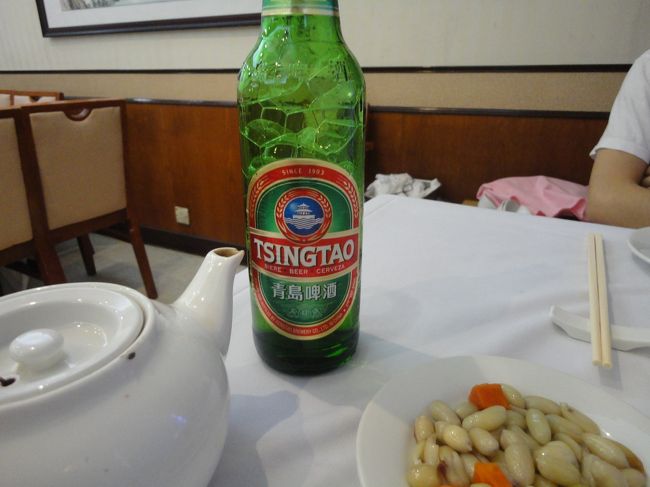 まずは、とりあえずビール。<br /><br />香港では、やっぱり青島ビール。<br /><br />ピーナッツのおつまみが一緒にやってきます