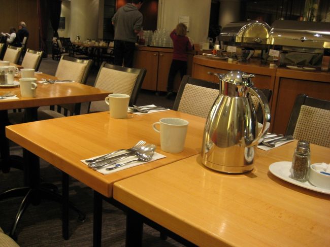 シンプルな朝食会場です