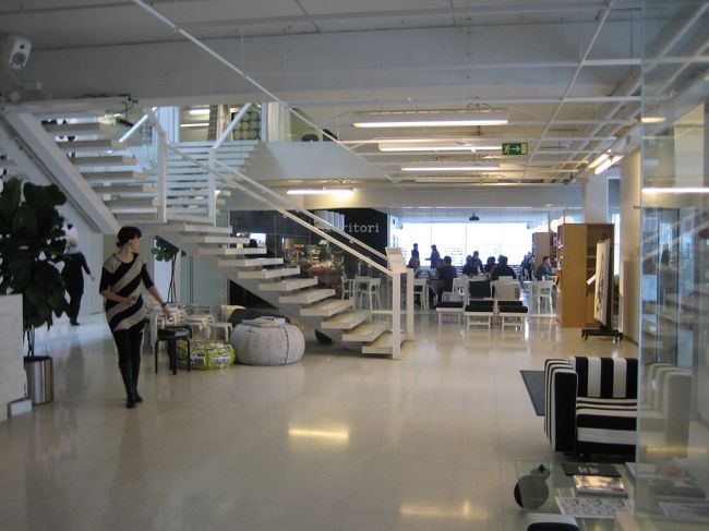 奥は社員食堂です<br /><br />お姉さんの洋服はもちろんmarimekkoなのかな？？