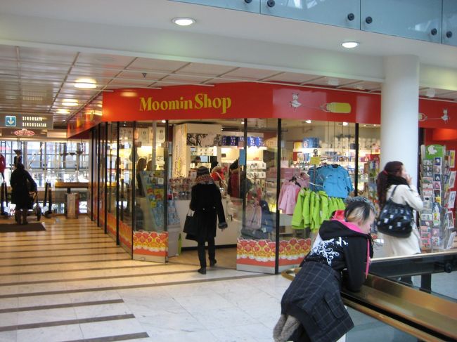 フォラムの中にあるムーミンショップ<br /><br />ムーミン好きは素通りできません。