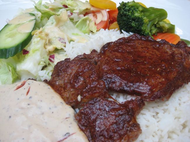 ステーキ<br /><br />これまた見た目通りの味