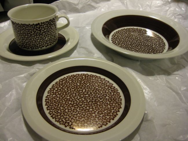 ヒエタラハティーアンティークマーケットで買ったもの<br /><br />ARABIAのFaenzaのコーヒーカップ＆ソーサー、スープ皿（？）、プレート。<br />カトラリーの傷もなくぴっかぴか。