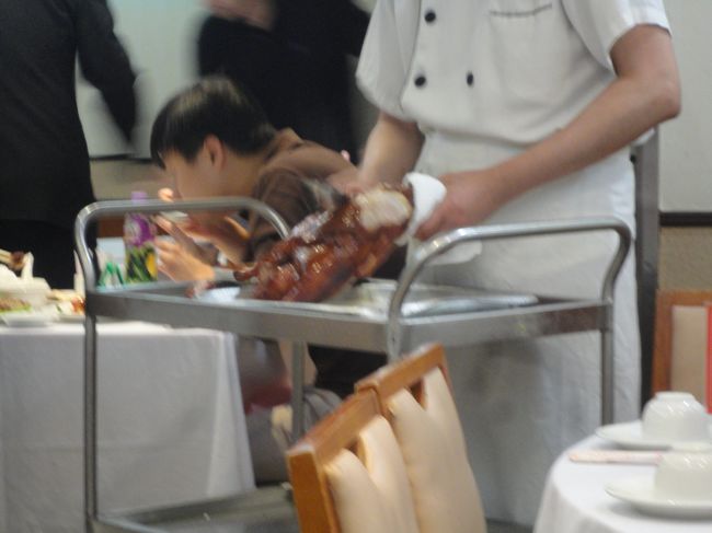 お待ちかねの北京ダック登場！<br /><br />二人で１羽　目の前でコックさんが切り分けてくれます！<br /><br />